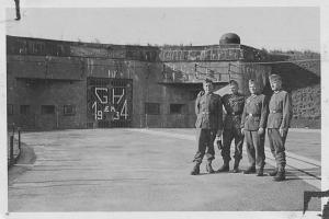 Ligne Maginot - GRAND HOHEKIRKEL - (Ouvrage d'artillerie) - Vor den Eingang des Großen Panzer-Werk Hohekirkel. Juni 1942. Bitsch