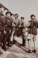 Ligne Maginot - 70° Bataillon Alpin de Forteresse - SES - Eclaireurs de la SES du 70° BAF avec le fanion de la section reçoivent une décoration ou une récompense. 
A droite ce pourrait etre le sous lieutenant Desserteaux.