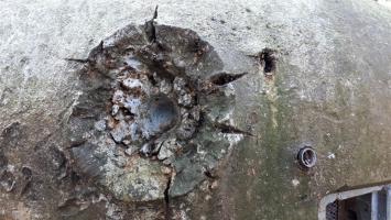 Ligne Maginot - NAGELSTHAL - (Blockhaus pour arme infanterie) - Détail des impacts, en bas en droite une ogive de 20 mm est restée fichée dans l'acier 