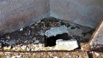 Ligne Maginot - GUNSTHAL FERME OUEST - (Blockhaus pour arme infanterie) - Fosse à douilles sous le créneau