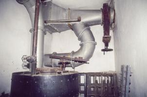 Ligne Maginot - BUCHHOLZBERG (I / 79° RIF) - (Abri) - En haut la batterie de chauffe alimenté par la chaudière. Une vanne sur la prise d'air extérieure et une dérivation donnant dans le couloir permet le fonctionnement en circuit fermé (recirculation de l'air intérieur dans la batterie de chauffe)
Visite fin 90 avec la BA901
