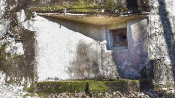 Ligne Maginot - GUNSTHAL COL OUEST - (Blockhaus pour arme infanterie) - Vue sur le créneau FM principal, noter l'inclinaison du créneau vers le bas
