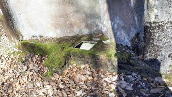 Ligne Maginot - GUNSTHAL COL OUEST - (Blockhaus pour arme infanterie) - Fosse à douilles du créneau FM principal