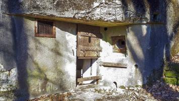 Ligne Maginot - GUNSTHAL COL OUEST - (Blockhaus pour arme infanterie) - L'entrée et le créneau FM en caponnière, noter l'inclinaison du créneau vers le bas