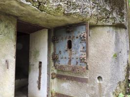 Ligne Maginot - GUNSTHAL COL OUEST - (Blockhaus pour arme infanterie) - Porte blindée, la partie basse à disparu