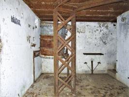 Ligne Maginot - GUNSTHAL FERME OUEST - (Blockhaus pour arme infanterie) - Chambre de tir
Le bi-rail support du jumelage de mitrailleuse