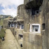 Ligne Maginot - SAINTE AGNES (SAG) - EO9 - (Ouvrage d'artillerie) - Bloc 2
Enfilade extérieure de la façade à 3 niveaux actifs de 4 casemates en épi sur le fossé-diamant, vue en face de la batterie de flanquement.