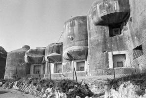 Ligne Maginot - SAINTE AGNES (SAG) - EO9 - (Ouvrage d'artillerie) - Bloc 2
Le créneau optique vers l'ouvrage de Roquebrune est visible au milieu de la photo