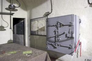 Ligne Maginot - SAINTE AGNES (SAG) - EO9 - (Ouvrage d'artillerie) - Le PC de l'ouvrage
Coffre destiné au documents du PC.