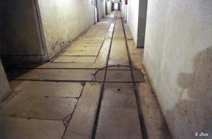 Ligne Maginot - SAINTE AGNES (SAG) - EO9 - (Ouvrage d'artillerie) - La voie de 60 utilisée pour l'acheminement du matériel et des munitions dans l'ouvrage, avec une plaque tournante Decauville
