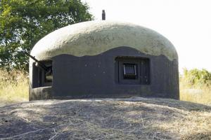 Ligne Maginot - DAMBACH NORD - NEUNHOFFEN SUD-EST - (Casemate d'infanterie - Double) - Cloche GFM
Le FM24/29 et un épiscope sont en place