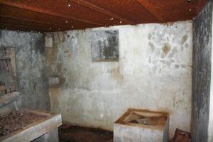 Ligne Maginot - DAMBACH SCIERIE - (Blockhaus pour arme infanterie) - Chambre de  tir nord
Logement de l'une des flèche de la pièce et emplacement pour une lampe à pétrole.