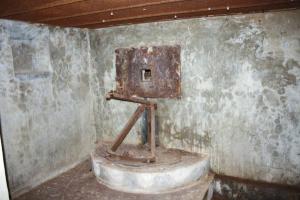 Ligne Maginot - DAMBACH SCIERIE - (Blockhaus pour arme infanterie) - Chambre de  tir sud
Blindage et affût type Nicolas.