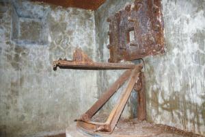 Ligne Maginot - DAMBACH SCIERIE - (Blockhaus pour arme infanterie) - Chambre de  tir sud
Blindage et affût type Nicolas et emplacement pour une lampe à pétrole.