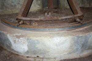 Ligne Maginot - DAMBACH SCIERIE - (Blockhaus pour arme infanterie) - Chambre de  tir sud
Circulaire de pointage installée sur un morceau de rail cintré.