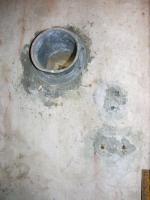 Ligne Maginot - ERLENMOOS Nord (Avant Poste) (Blockhaus pour arme infanterie) - Gaine de prise d'air de la ventilation. Les fixations visibles sur la droite sont celles de la prise téléphonique (en bas) et du système de protection fusible (au dessus)