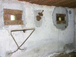 Ligne Maginot - ERLENMOOS Nord (Avant Poste) (Blockhaus pour arme infanterie) - Les deux créneaux de tir et la goulotte lance grenade en position centrale.
Noter le support artisanal du créneau de gauche