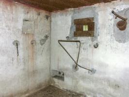 Ligne Maginot - ERLENMOOS Nord (Avant Poste) (Blockhaus pour arme infanterie) - Le premier créneau de tir, la goulotte lance grenade et en bas à gauche les fourreaux pour la mise à feu du dispositif de destruction préparée (ancien dispositif)
