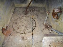 Ligne Maginot - HOFFEN - (Abri) - Puits 
A droite support de la pompe manuelle Jappy