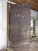 Ligne Maginot - MAIN DU PRINCE 1 - (Blockhaus pour canon) - La porte intérieure entre le sas d'entrée et la casemate. L'entrée pour canon est située sur la droite
