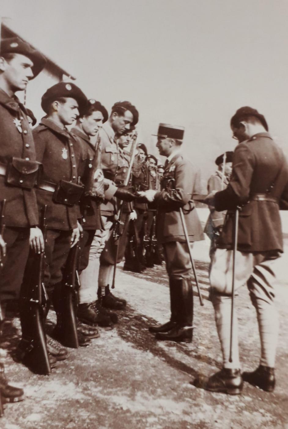 Ligne Maginot - 70° Bataillon Alpin de Forteresse - SES - Eclaireurs de la SES du 70° BAF avec le fanion de la section reçoivent une décoration ou une récompense. 
A droite ce pourrait etre le sous lieutenant Desserteaux.