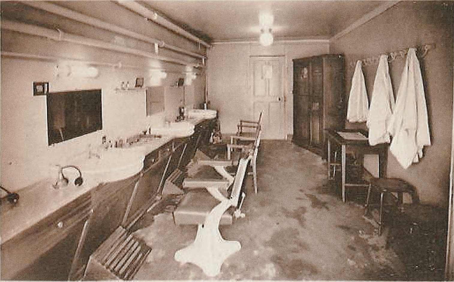 Ligne Maginot - CASERNE JACQUEMOT (QUARTIER CRAPLET - 15° BCA) - (Casernement) - 11ème B.C.A
Le Salon de Coiffure Bataillon des Chasseurs Alpins