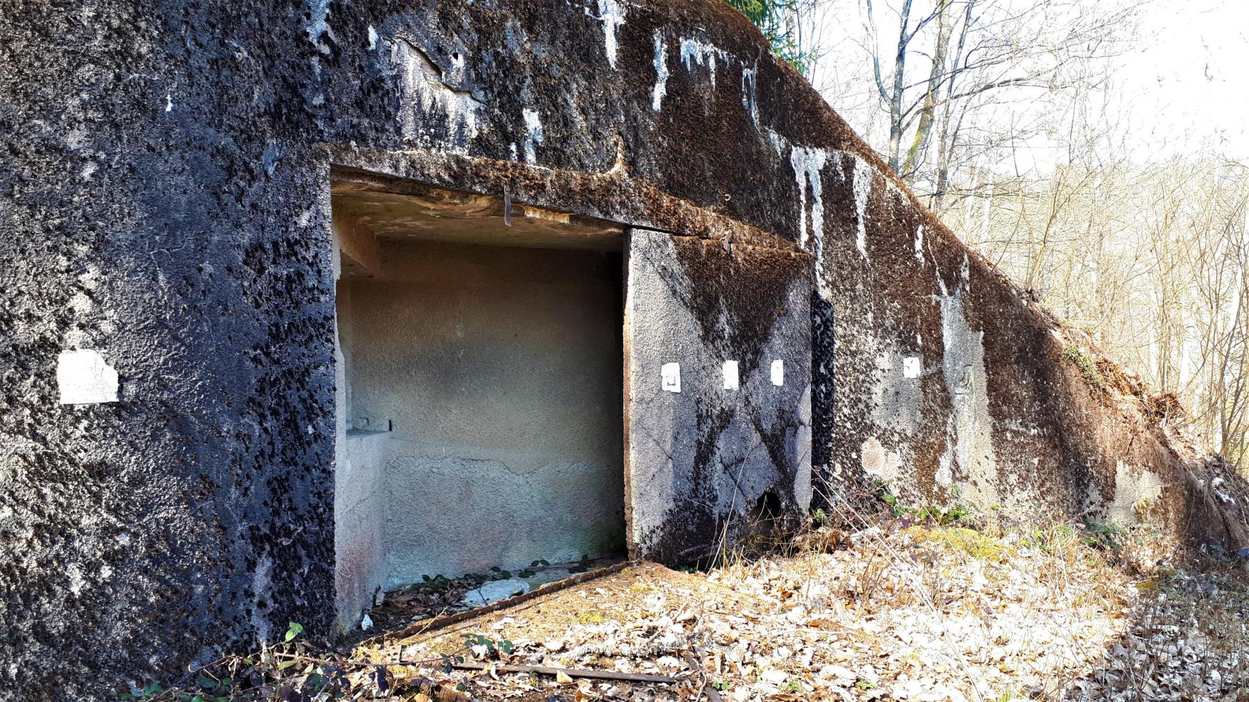 Ligne Maginot - GUNSTHAL FERME OUEST - (Blockhaus pour arme infanterie) - Vue sur la chambre de tir et le panneau de camouflage