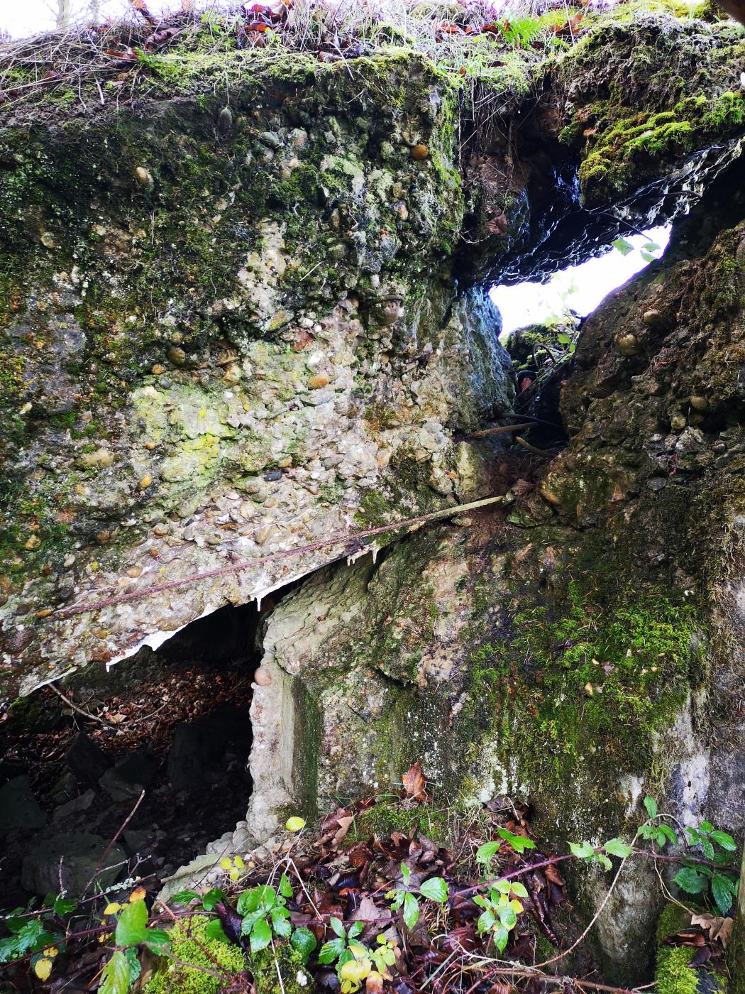 Ligne Maginot - WASENBERG 7 - (Blockhaus pour arme infanterie) - Blocs de béton disloqués du blockhaus, vestiges de l'explosion allemande de 1944