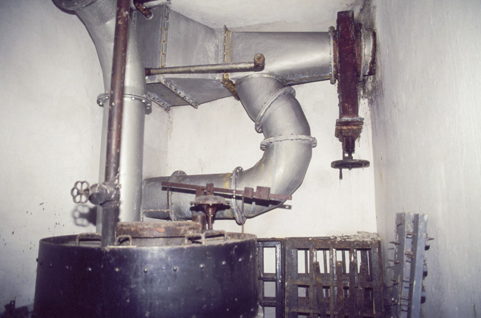 Ligne Maginot - BUCHHOLZBERG (I / 79° RIF) - (Abri) - En haut la batterie de chauffe alimenté par la chaudière. Une vanne sur la prise d'air extérieure et une dérivation donnant dans le couloir permet le fonctionnement en circuit fermé (recirculation de l'air intérieur dans la batterie de chauffe)
Visite fin 90 avec la BA901