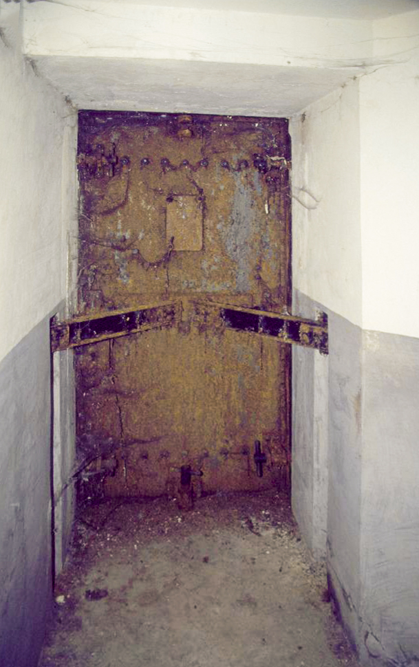Ligne Maginot - BUCHHOLZBERG (I / 79° RIF) - (Abri) - Porte blindée extérieure Ouest avec ses barres de renfort
Visite fin 90 avec la BA901