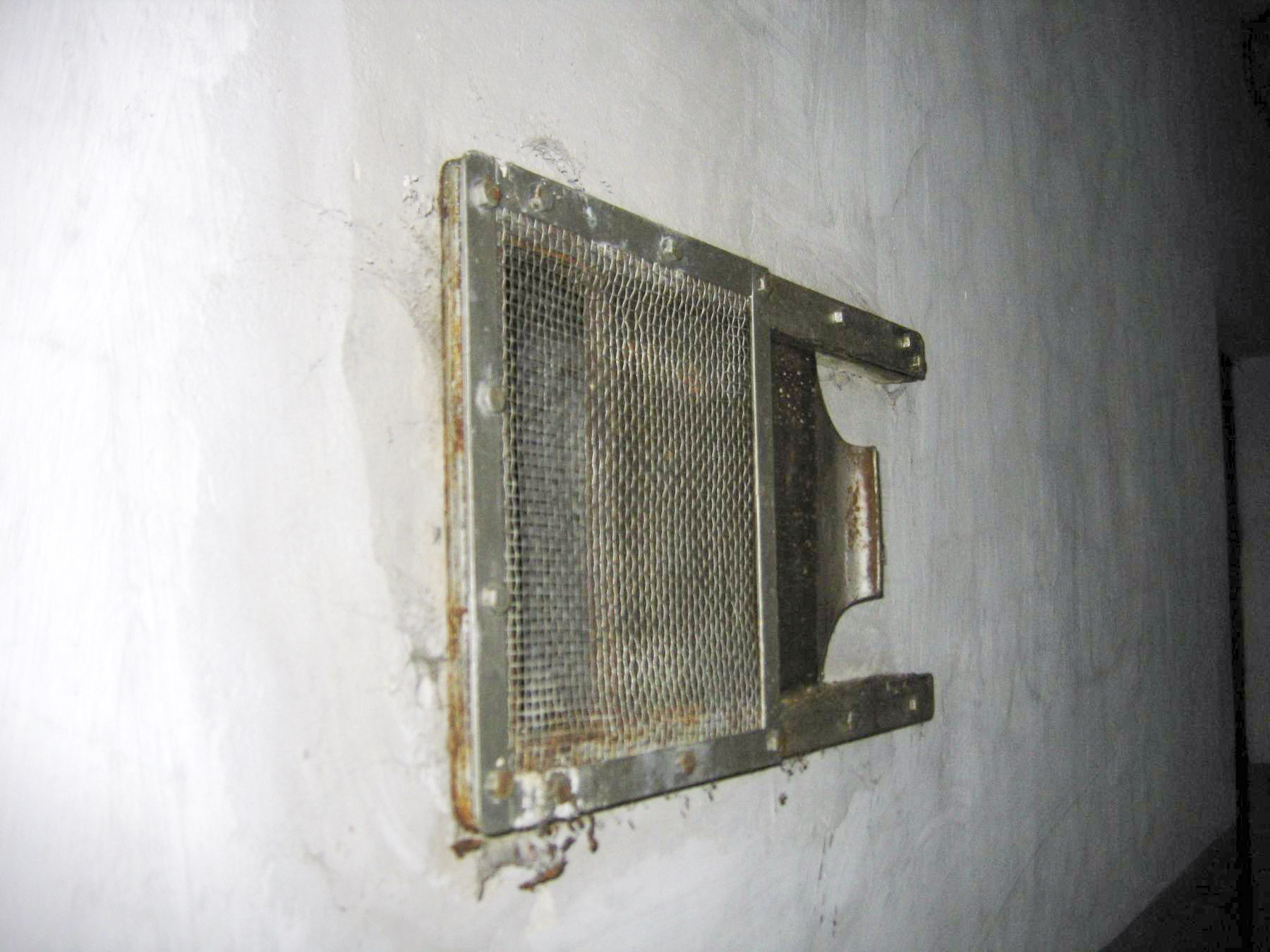 Ligne Maginot - BUCHHOLZBERG (I / 79° RIF) - (Abri) - Prise d'air dans le couloir permettant la recirculation de l'air intérieur dans la batterie de chauffe
Visite fin 90 avec la BA901