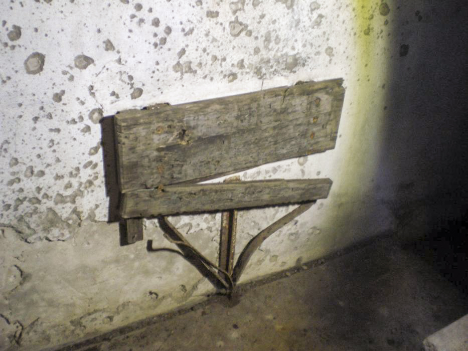Ligne Maginot - GUNSTHAL COL EST - (Blockhaus pour arme infanterie) - Tablette rabattable, à coté de la cloche GFM