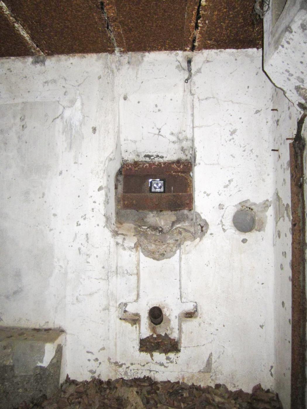 Ligne Maginot - GUNSTHAL COL EST - (Blockhaus pour arme infanterie) - Créneau FM principal, avec goulotte à grenades