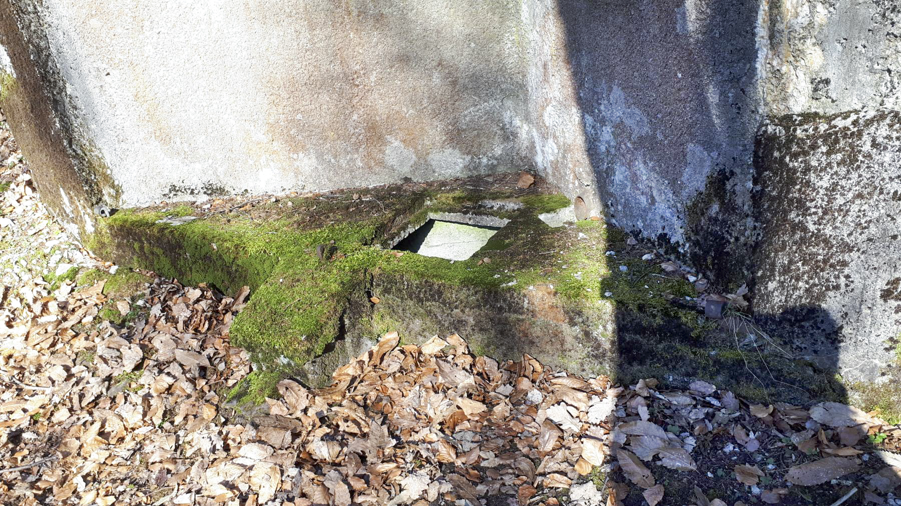 Ligne Maginot - GUNSTHAL COL OUEST - (Blockhaus pour arme infanterie) - Fosse à douilles du créneau FM principal