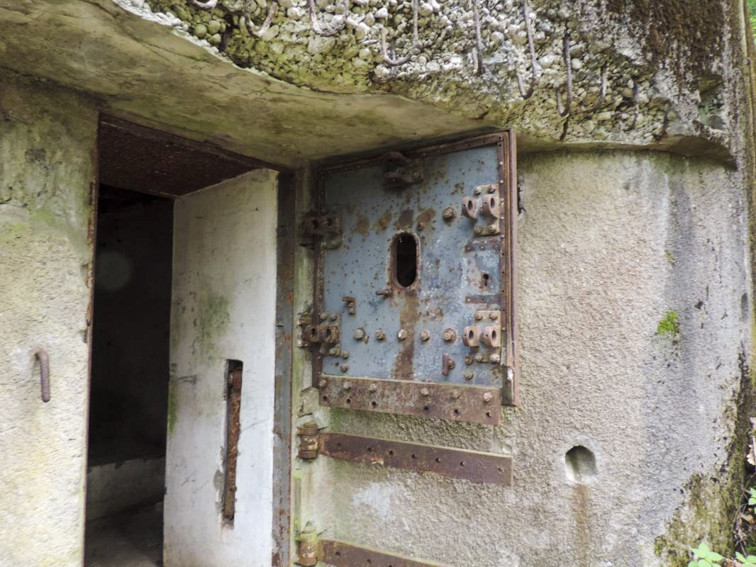 Ligne Maginot - GUNSTHAL COL OUEST - (Blockhaus pour arme infanterie) - Porte blindée, la partie basse à disparu