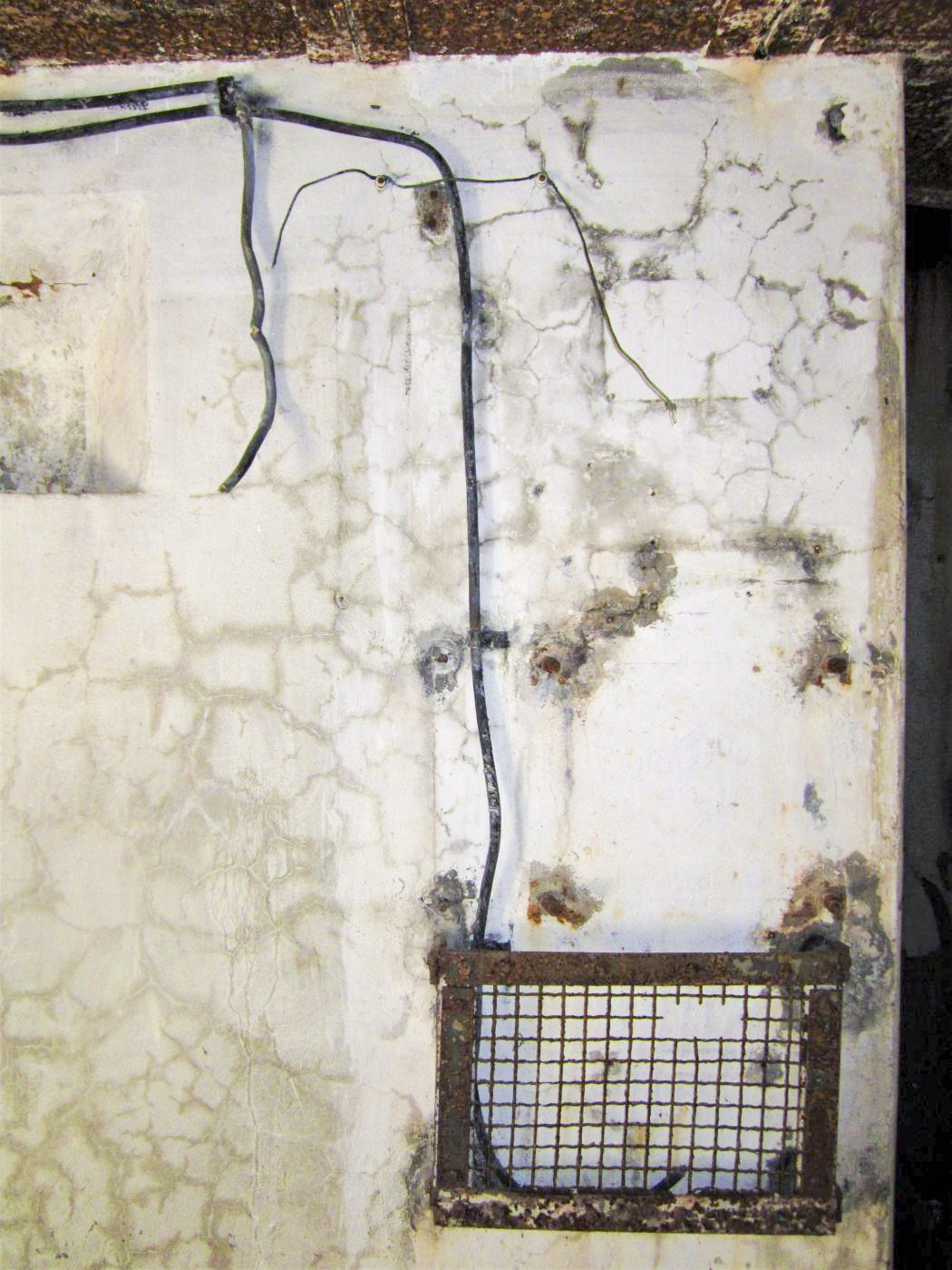 Ligne Maginot - GUNSTHAL COL OUEST - (Blockhaus pour arme infanterie) - Emplacement du standard TM 32 à 8 directions, à coté de la cloche GFM - Gregory Fuchs