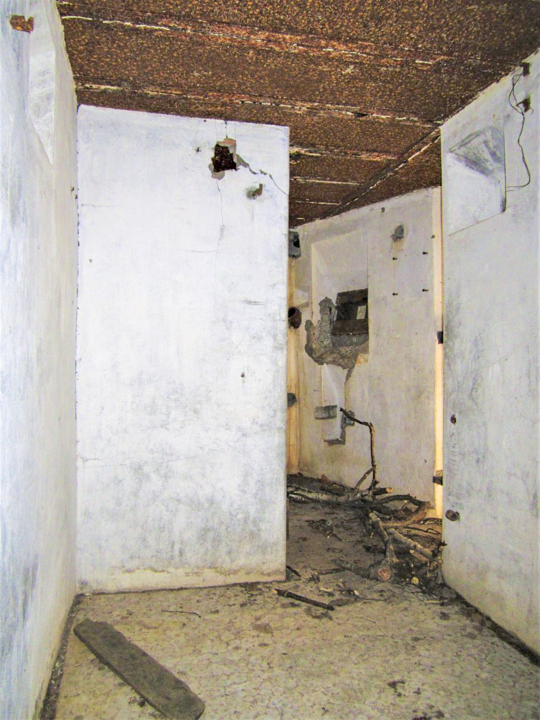 Ligne Maginot - GUNSTHAL COL OUEST - (Blockhaus pour arme infanterie) - Chambre de repos, au fond la caponnière FM de l'entrée
