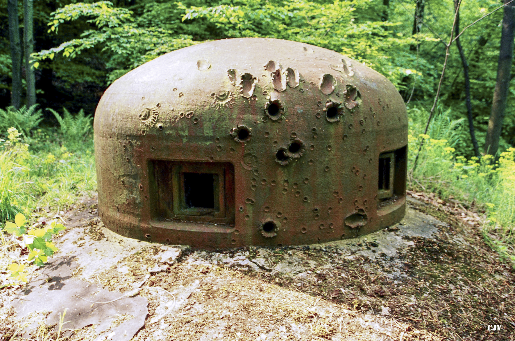Ligne Maginot - GUNSTHAL FERME EST - (Blockhaus pour arme infanterie) - Impacts sur la cloche GFM - Lia VERMEULEN