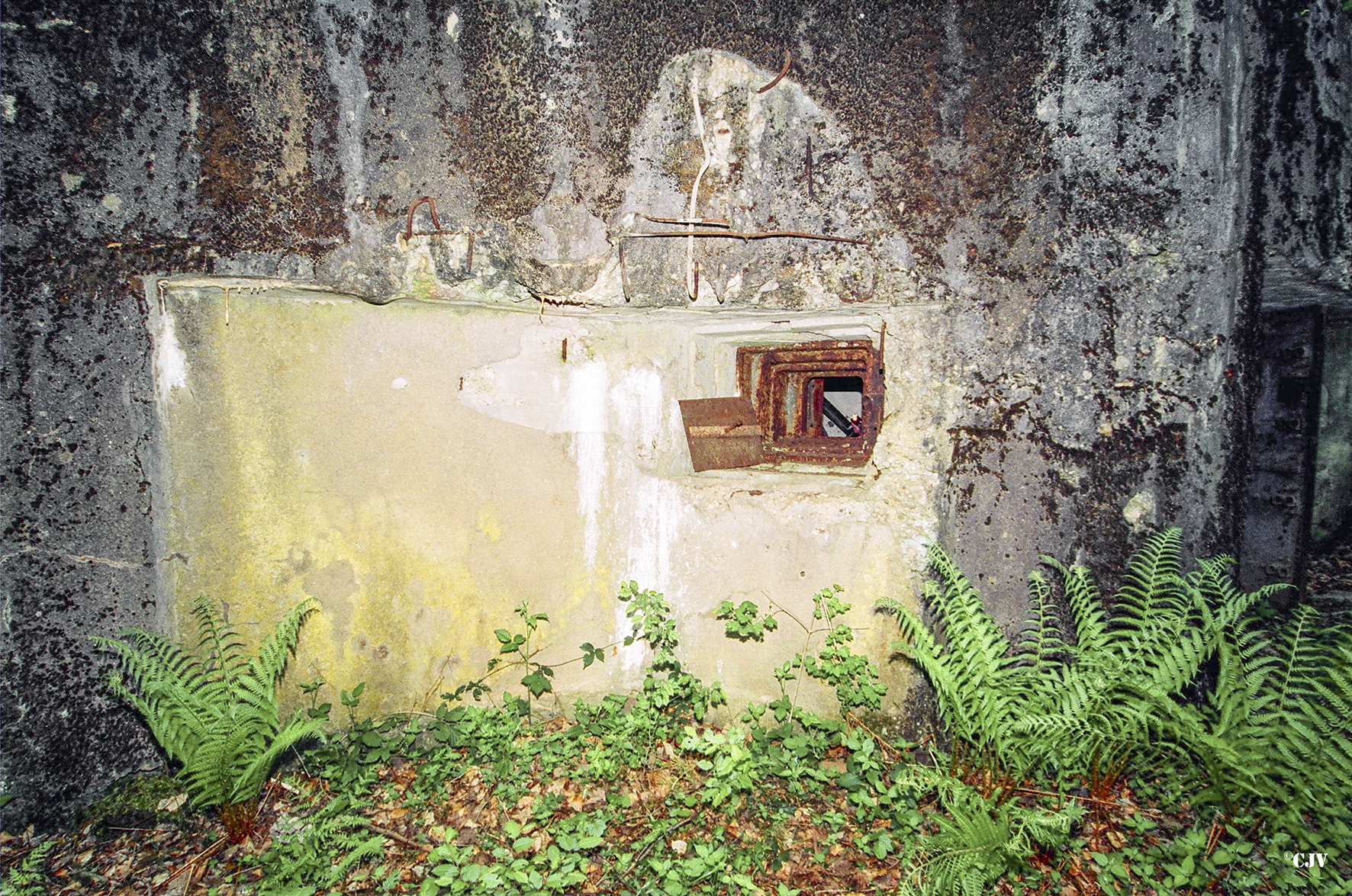 Ligne Maginot - GUNSTHAL FERME EST - (Blockhaus pour arme infanterie) - La façade de la chambre de tir en 2000, vierge de toute expression artistique