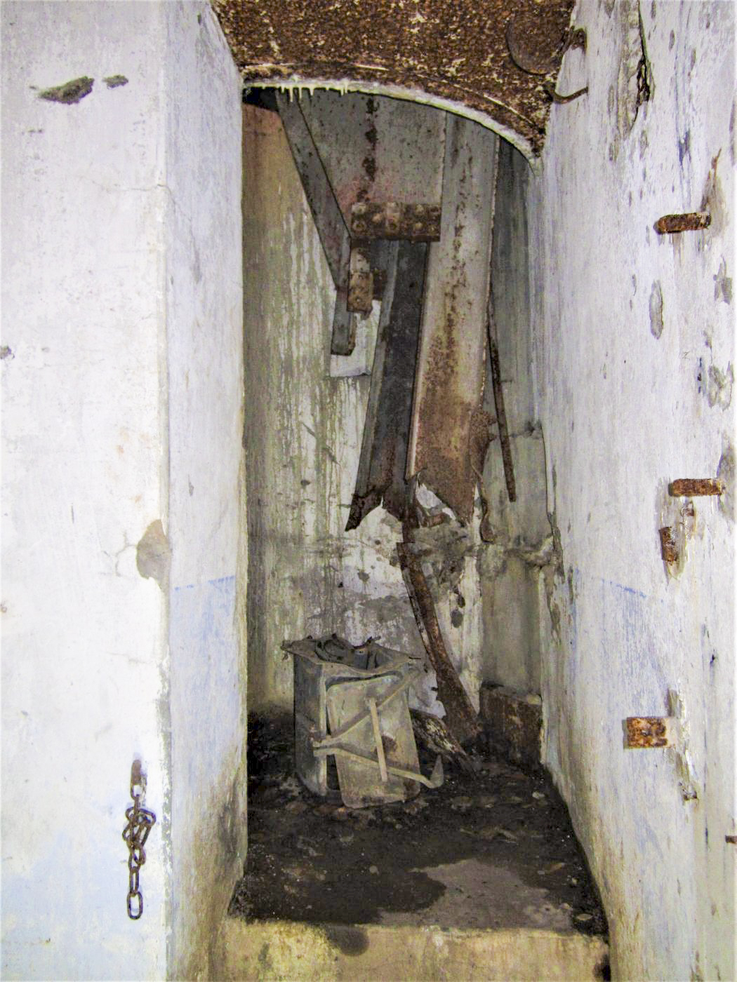 Ligne Maginot - GUNSTHAL FERME EST - (Blockhaus pour arme infanterie) - Puits de la cloche GFM, saboté par les allemands