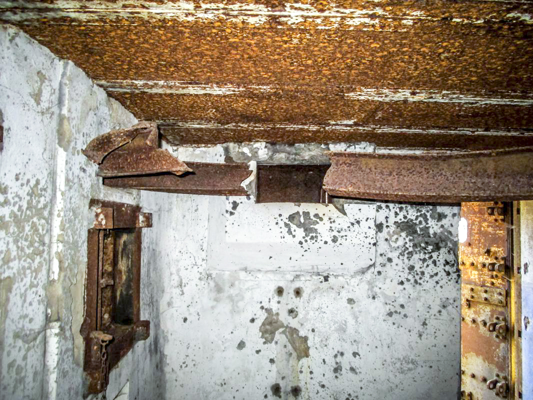Ligne Maginot - GUNSTHAL FERME OUEST - (Blockhaus pour arme infanterie) - Le bi-rail support du jumelage saboté par les allemands