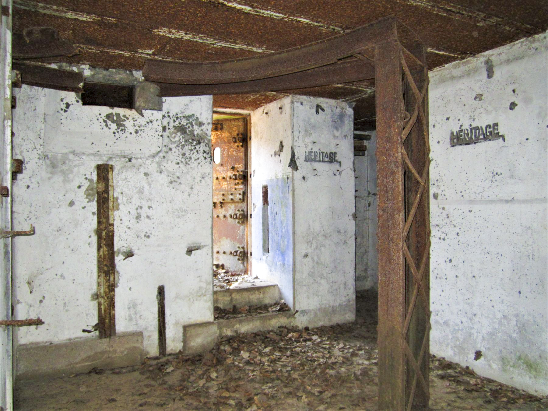 Ligne Maginot - GUNSTHAL FERME OUEST - (Blockhaus pour arme infanterie) - Chambre de tir
Le bi-rail support du jumelage de mitrailleuse
