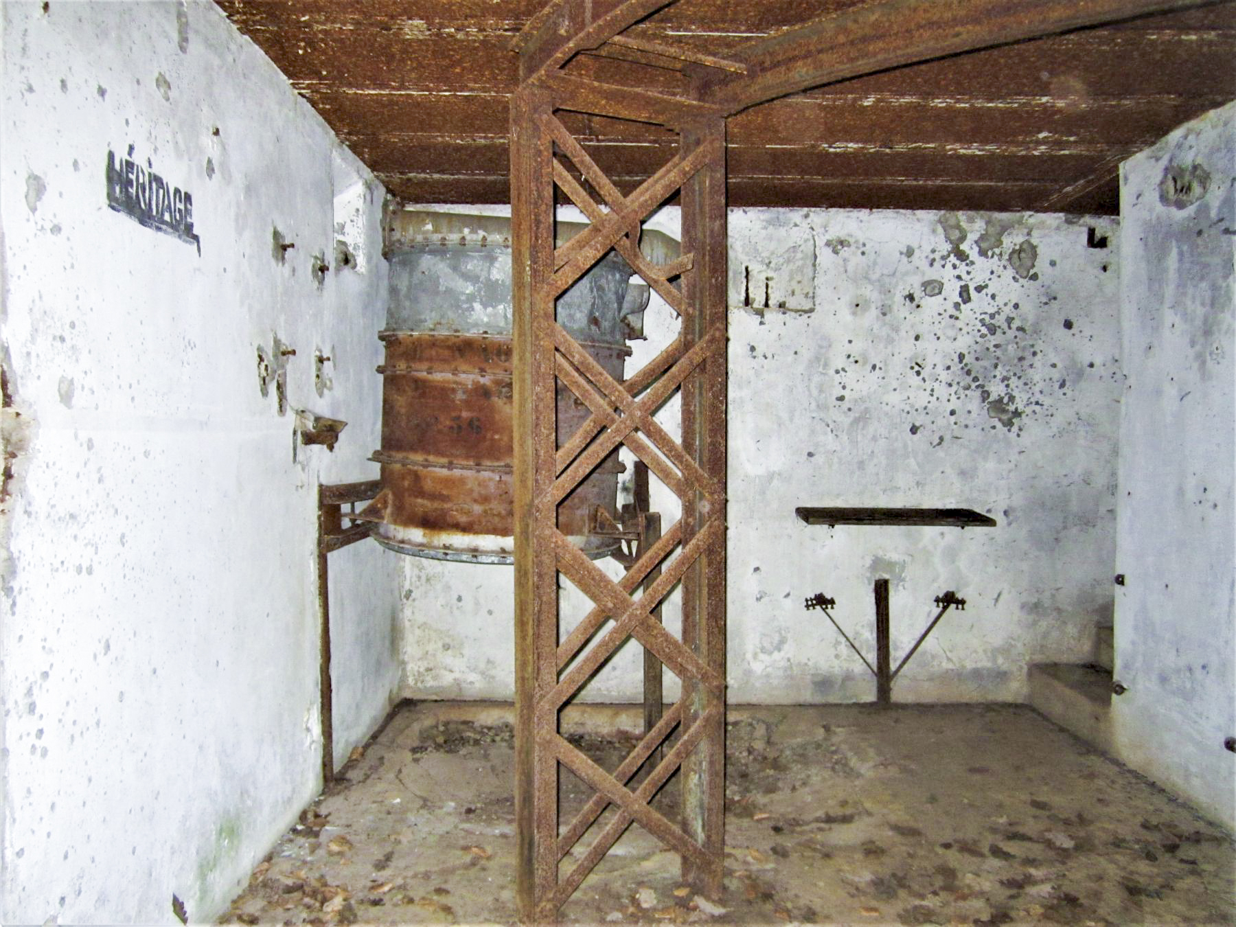 Ligne Maginot - GUNSTHAL FERME OUEST - (Blockhaus pour arme infanterie) - Chambre de tir
Le bi-rail support du jumelage de mitrailleuse