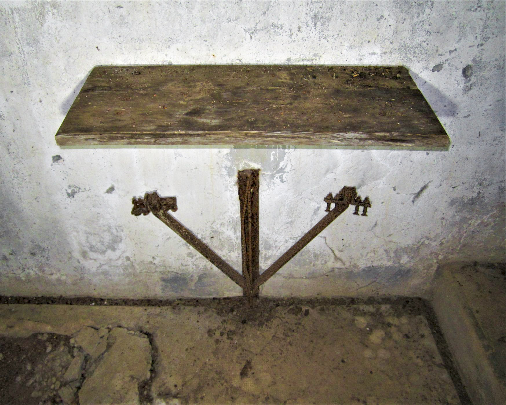 Ligne Maginot - GUNSTHAL FERME OUEST - (Blockhaus pour arme infanterie) - Tablette rabattable à coté de la cloche GFM