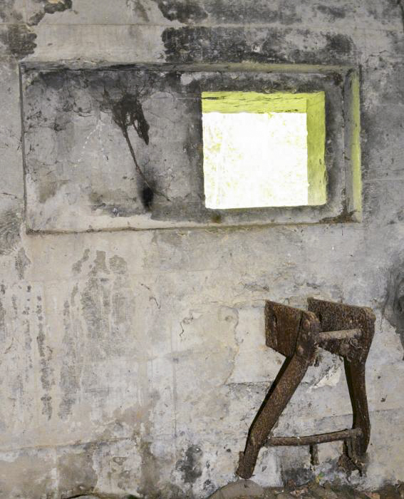 Ligne Maginot - Blockhaus du Kreuzrhein - Vue intérieure
Créneau Nord avec le support d'arme - Pascal LAMBERT