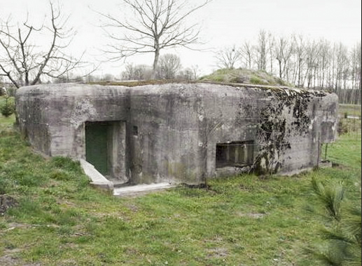 Ligne Maginot - KURTZENHOUSE NORD - (Blockhaus pour canon) - Vu de profil, le créneau FM et l'entrée. - AALMA - www.lignemaginot.com
