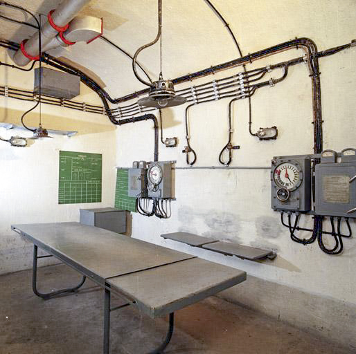 Ligne Maginot - SAINTE AGNES (SAG) - EO9 - (Ouvrage d'artillerie) - Vue intérieure du poste de commandement de l'un des blocs de l'ouvrage, avec les appareils à cadrans de pointage, transmetteur d'ordres Carpentier