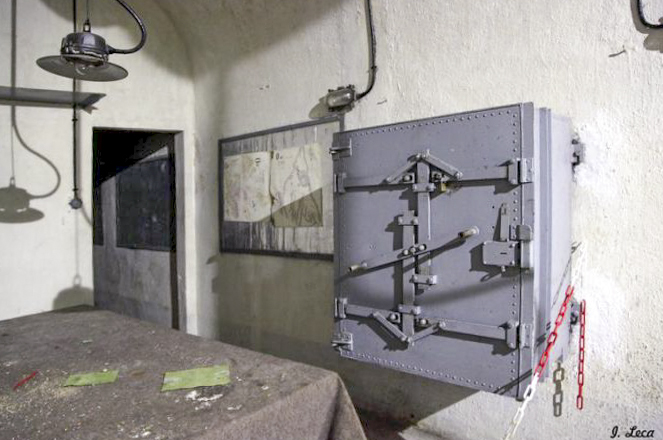 Ligne Maginot - SAINTE AGNES (SAG) - EO9 - (Ouvrage d'artillerie) - Le PC de l'ouvrage
Coffre destiné au documents du PC.