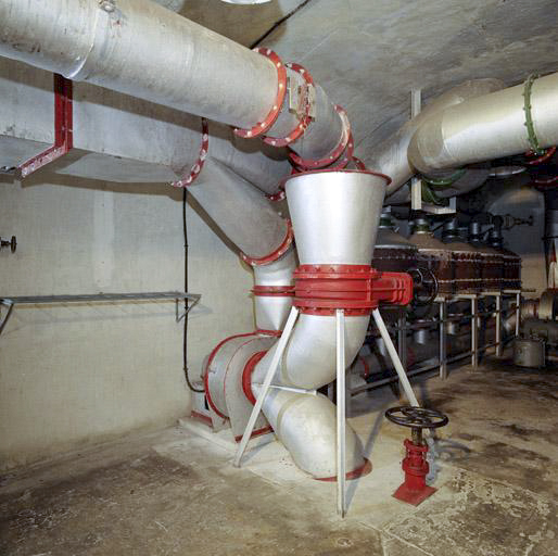 Ligne Maginot - SAINTE AGNES (SAG) - EO9 - (Ouvrage d'artillerie) - Gaines et vanne de distribution d'air purifié dans la salle de neutralisation.
