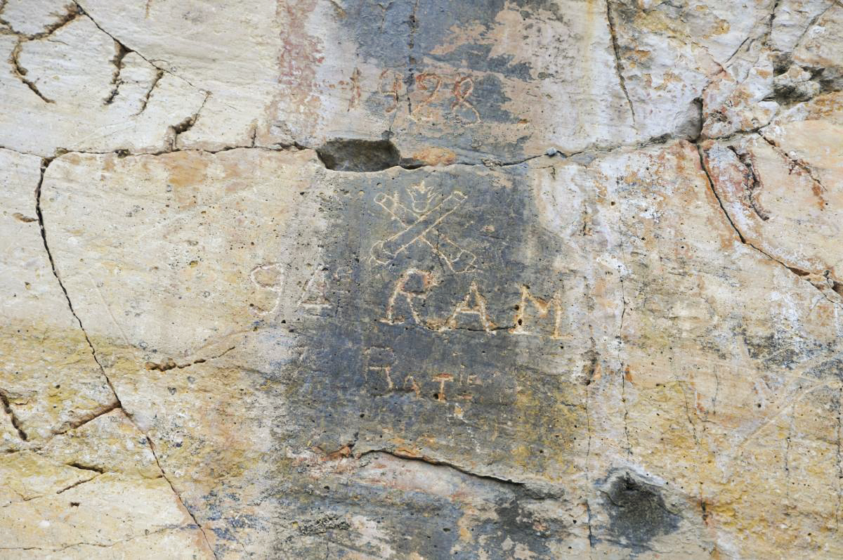 Ligne Maginot - SAINTE AGNES (SAG) - EO9 - (Ouvrage d'artillerie) - Dans la paroi rocheuse de l'entrée, gravure (1928) du 94e RAM, 7e Batterie... (avec de superbes stries de faille en décrochement dans le Jurassique !)